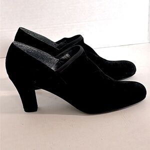 Stuart Weitzman Black Suede Ankle Booties size 7 Narrow,No box, never been worn